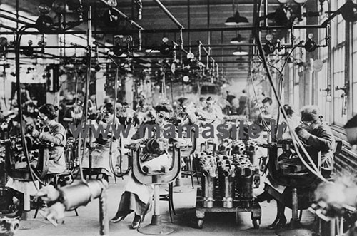 زنان در حال کار در کارخانه موتورسازی «لینگلن» در «دیترویت»، سال 1918